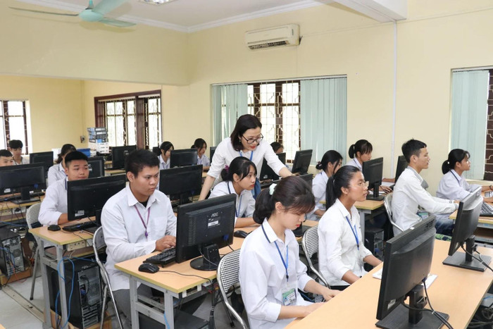 Hơn 1 năm qua, nhiều trường học vẫn phải dạy chay, học chay vì trang thiết bị của chương trình mới chưa được cấp về dù đã đăng ký từ rất lâu. Ảnh minh họa: Báo Thanh Hóa Hơn 1 năm qua, nhiều trường học vẫn phải dạy chay, học chay vì trang thiết bị của chương trình mới chưa được cấp về dù đã đăng ký từ rất lâu. Ảnh minh họa: Báo Thanh Hóa