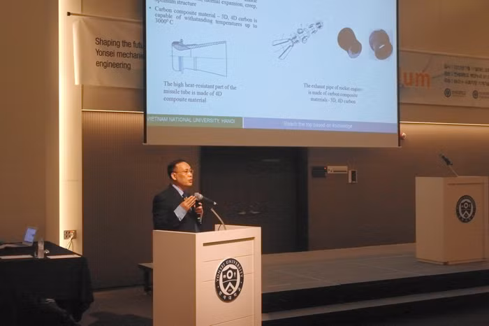 Giáo sư Nguyễn Đình Đức trình bày báo cáo mời tại phiên toàn thể tại Hội thảo quốc tế, Đại học Yonsei, Hàn Quốc (7/2017). Ảnh: NVCC Giáo sư Nguyễn Đình Đức trình bày báo cáo mời tại phiên toàn thể tại Hội thảo quốc tế, Đại học Yonsei, Hàn Quốc (7/2017). Ảnh: NVCC