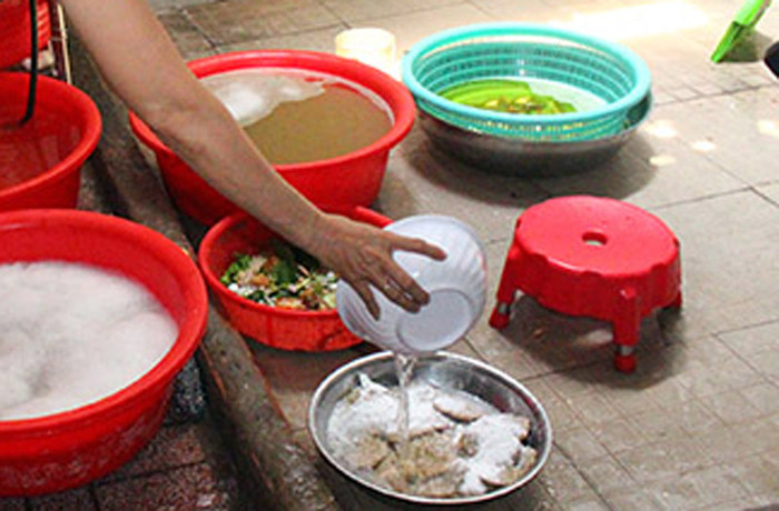 Mọc thịt heo chứa hàn the đang được tiêu hủy. (Ảnh: T.M)