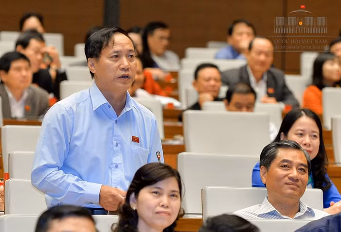 Đại biểu Nguyễn Mai Bộ nhấn mạnh đến các vấn đề tổn tại trong quản lý các tòa nhà chung cư. (Ảnh: Quochoi.vn)