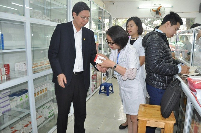 Đoàn kiểm tra tại nhà thuốc bệnh viện Thanh Nhàn. (Ảnh: Sở Y tế Hà Nội) Đoàn kiểm tra tại nhà thuốc bệnh viện Thanh Nhàn. (Ảnh: Sở Y tế Hà Nội)
