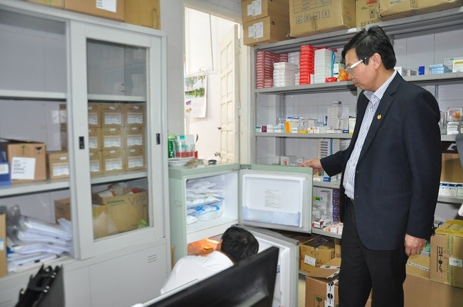 Kiểm tra khoa thuốc bệnh viện. (Ảnh: Sở Y tế Hà Nội) Kiểm tra khoa thuốc bệnh viện. (Ảnh: Sở Y tế Hà Nội)