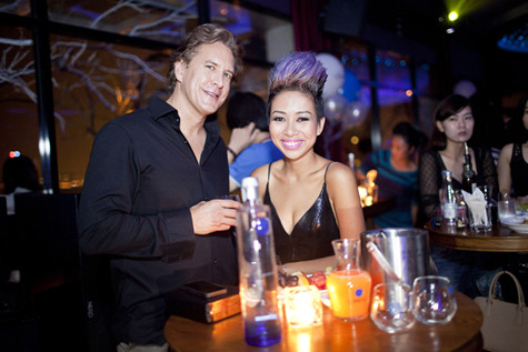 Bên cạnh đó, nữ ca sĩ "xấu lạ" đã dành khoảng thời gian 3 tháng để sang Mỹ thăm người yêu kết hợp cùng những chuyến lưu diễn dài ngày tại xứ sở cờ hoa. Trong suốt buổi tiệc, cả hai trò chuyện thân mật và tỏ ra khá thoải mái trước ống kính máy ảnh. Bên cạnh đó, nữ ca sĩ "xấu lạ" đã dành khoảng thời gian 3 tháng để sang Mỹ thăm người yêu kết hợp cùng những chuyến lưu diễn dài ngày tại xứ sở cờ hoa. Trong suốt buổi tiệc, cả hai trò chuyện thân mật và tỏ ra khá thoải mái trước ống kính máy ảnh.