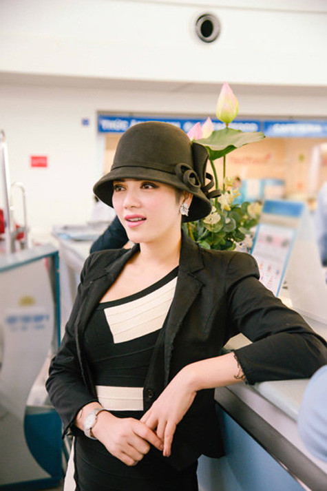 Trong khi chờ nhân viên làm thủ tục, Lý Nhã Kỳ tạo dáng trước ống kính Trong khi chờ nhân viên làm thủ tục, Lý Nhã Kỳ tạo dáng trước ống kính