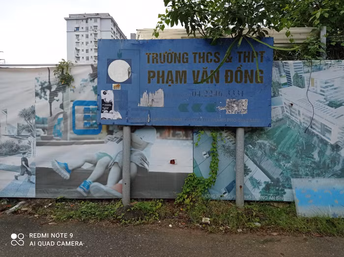 Biển tên Trường THCS &amp; THPT Phạm Văn Đồng tại ô đất ký hiệu THPT, Dự án Khu đô thị Thành phố Giao Lưu, 232 Phạm Văn Đồng, Bắc Từ Liêm, Hà Nội. Ảnh: Thanh Hà.