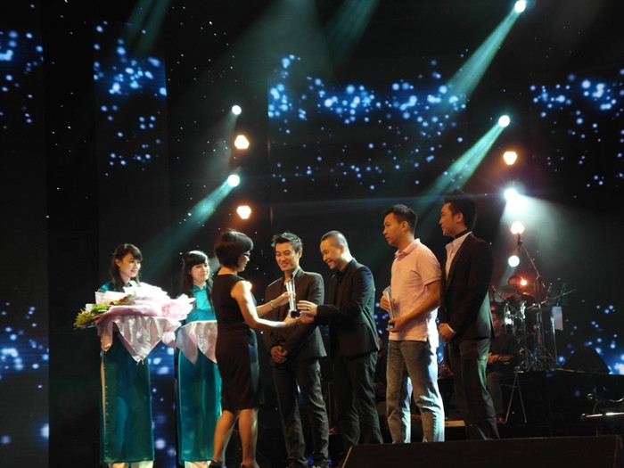 Nhạc sĩ Xuân Phương và 3 thành viên nhóm Artista đã giành chiến thắng Bài hát yêu thích tháng Năm từ tay NSƯT Huyền Thanh, Phó trưởng Ban Văn nghệ đài THVN. Nhạc sĩ Xuân Phương và 3 thành viên nhóm Artista đã giành chiến thắng Bài hát yêu thích tháng Năm từ tay NSƯT Huyền Thanh, Phó trưởng Ban Văn nghệ đài THVN.