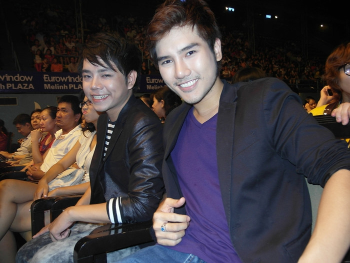 Sân khấu Lan Anh đã không còn một ghế trống trong Liveshow Bài hát yêu thích tháng Sáu. Trong ảnh là hai thành viên nhóm Pi band: Khắc Duy, Hoàng Quân, trong vai trò khán giả chương trình. Sân khấu Lan Anh đã không còn một ghế trống trong Liveshow Bài hát yêu thích tháng Sáu. Trong ảnh là hai thành viên nhóm Pi band: Khắc Duy, Hoàng Quân, trong vai trò khán giả chương trình.