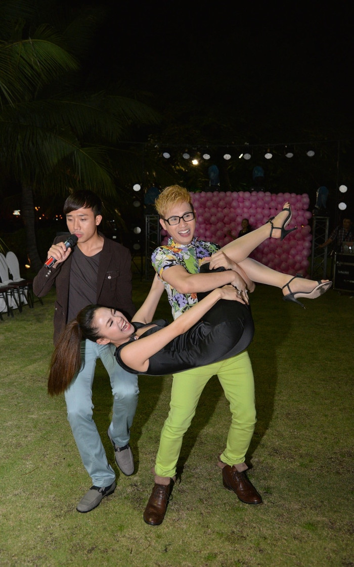 Trong buổi tiệc, Nguyên Vũ và Minh Hằng khá thoải mái đùa giỡn. Anh chàng MC này đã nhấc bổng Quán quân Bước nhảy hoàn vũ năm 2012 lên để chúc mừng, trước sự ngơ ngác của MC Trấn Thành. Trong buổi tiệc, Nguyên Vũ và Minh Hằng khá thoải mái đùa giỡn. Anh chàng MC này đã nhấc bổng Quán quân Bước nhảy hoàn vũ năm 2012 lên để chúc mừng, trước sự ngơ ngác của MC Trấn Thành.