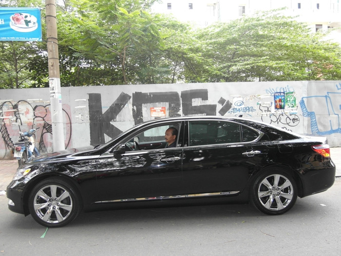 Là một doanh nhân bận bịu nhưng phụ huynh Nguyễn Việt Khánh đã bỏ việc, đưa con đi thi và ngồi đợi thế này. Suốt 3 hôm nay, anh đều đậu chiếc xe ôtô ngay góc đường nằm ngay cổng trường Mari Curie chờ cô con gái Nguyễn Thi Nguyên thi xong… Là một doanh nhân bận bịu nhưng phụ huynh Nguyễn Việt Khánh đã bỏ việc, đưa con đi thi và ngồi đợi thế này. Suốt 3 hôm nay, anh đều đậu chiếc xe ôtô ngay góc đường nằm ngay cổng trường Mari Curie chờ cô con gái Nguyễn Thi Nguyên thi xong…