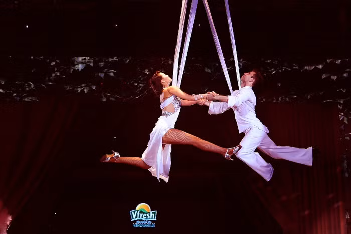 Minh Hằng hoàn toàn làm chủ được những động tác trong tình huống lơ lửng trên không.