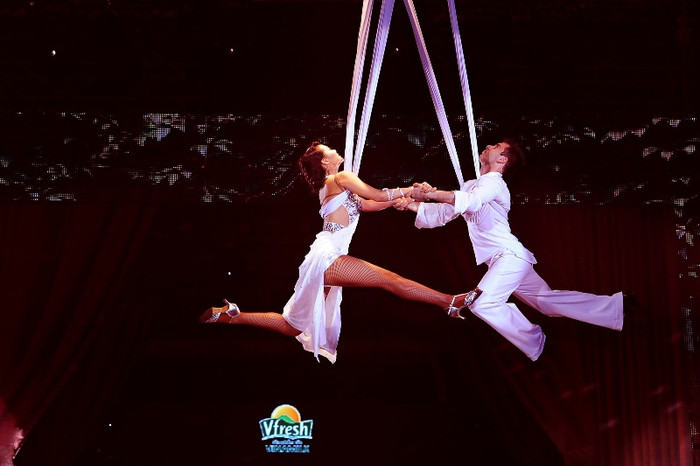 Minh Hằng hoàn toàn làm chủ được những động tác trong tình huống lơ lửng trên không. Minh Hằng hoàn toàn làm chủ được những động tác trong tình huống lơ lửng trên không.