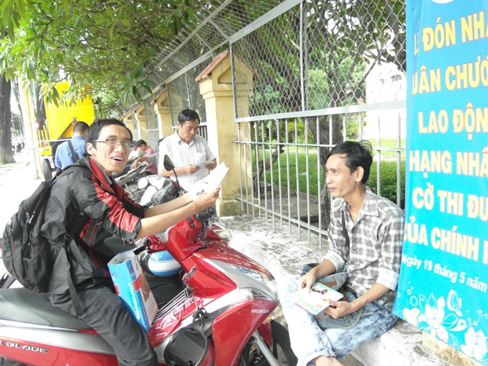 Hai sinh viên đang kiếm thu nhập bằng công việc phát tờ rơi, giới thiệu các trường Đại học, Cao đẳng... chờ giờ thi xong. Hai sinh viên đang kiếm thu nhập bằng công việc phát tờ rơi, giới thiệu các trường Đại học, Cao đẳng... chờ giờ thi xong.