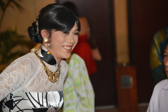 Cười thoải mái, không hề…ý tứ như những quý cô khác khi diện trang phục truyền thống Cười thoải mái, không hề…ý tứ như những quý cô khác khi diện trang phục truyền thống