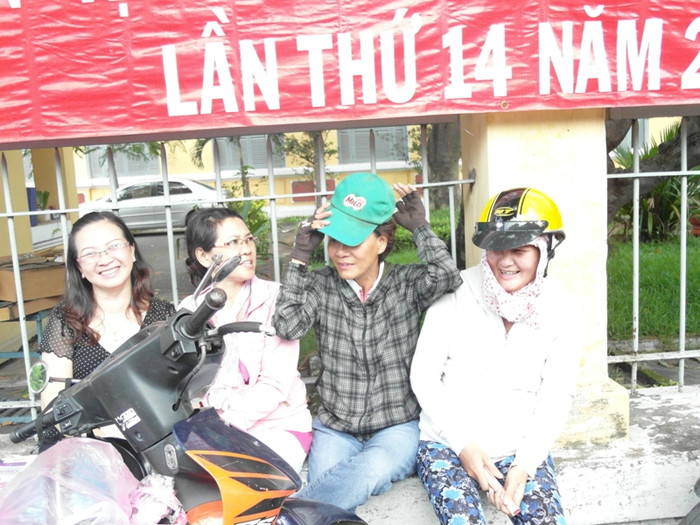 Bốn vị phụ huynh Linh, Hằng, Lạt, Hạnh vui vẻ nhờ phóng viên chụp một kiểu ảnh kỷ niệm. Bốn vị phụ huynh Linh, Hằng, Lạt, Hạnh vui vẻ nhờ phóng viên chụp một kiểu ảnh kỷ niệm.