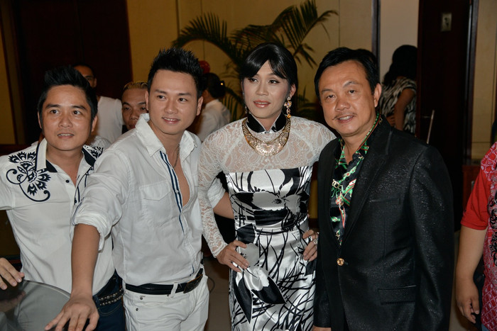 Hoài Linh đang tạo dáng đứng…không giống ai. Hoài Linh đang tạo dáng đứng…không giống ai.