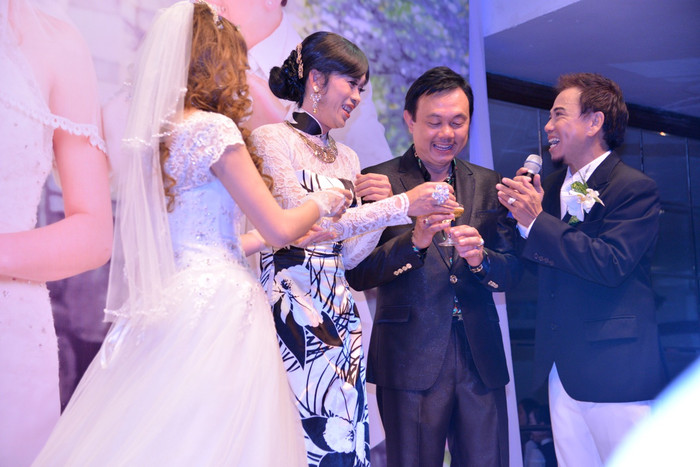 “Vợ chồng Hoài Linh, Chí Tài” chứng kiến “đôi trẻ” giao bôi thề ước. “Vợ chồng Hoài Linh, Chí Tài” chứng kiến “đôi trẻ” giao bôi thề ước.