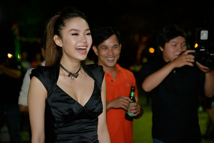 Xuất hiện tại buổi tiệc đứng, Minh Hằng cười tít mắt. Xuất hiện tại buổi tiệc đứng, Minh Hằng cười tít mắt.