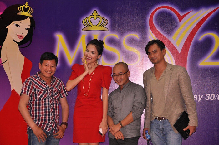 Các vị "cầm cân, nảy mực" cuộc thi (từ trái qua): Nhiếp ảnh gia Quốc Huy, Hoa hậu Diễm Hương, Đạo diễn hình ảnh Vô Thường, Diễn viên Đức Hải.