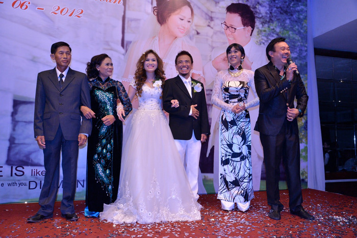 Hoài Linh, Chí Tài đang trong vai…bố mẹ của Hồng Tơ, đứng ra làm lễ thành hôn cho con trai. Hoài Linh, Chí Tài đang trong vai…bố mẹ của Hồng Tơ, đứng ra làm lễ thành hôn cho con trai.