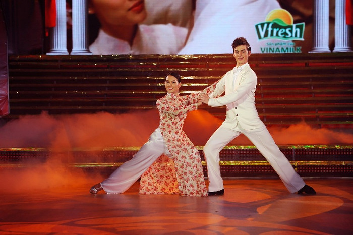 Cô đã có những giây phút thăng hoa nhất cùng vũ điệu tango trong tà dáo dài duyên dáng. Cô đã có những giây phút thăng hoa nhất cùng vũ điệu tango trong tà dáo dài duyên dáng.