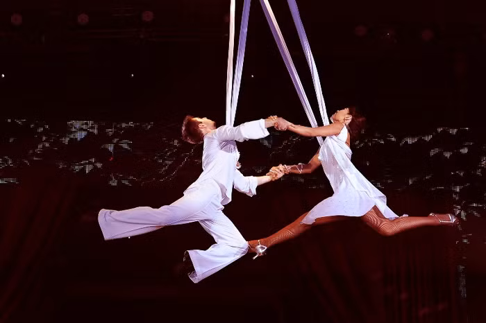 Lơ lửng trên cao nhưng Minh Hằng và bạn nhảy đã phối hợp rất ăn ý.