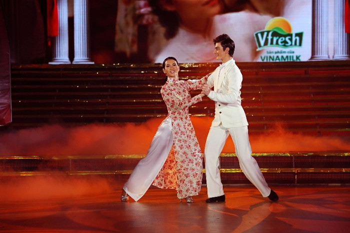 Chọn trang phục áo dài truyền thống, Anh Thư đã gây bất ngờ cho khán giả, vì từ đầu cuộc thi Bước nhảy hoàn vũ đến nay, cô người mẫu này đã làm khán giả quen mắt bằng những bộ trang phục nóng bỏng. Chọn trang phục áo dài truyền thống, Anh Thư đã gây bất ngờ cho khán giả, vì từ đầu cuộc thi Bước nhảy hoàn vũ đến nay, cô người mẫu này đã làm khán giả quen mắt bằng những bộ trang phục nóng bỏng.