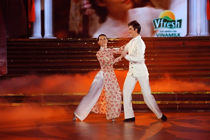 Chọn trang phục áo dài truyền thống, Anh Thư đã gây bất ngờ cho khán giả, vì từ đầu cuộc thi Bước nhảy hoàn vũ đến nay, cô người mẫu này đã làm khán giả quen mắt bằng những bộ trang phục nóng bỏng.