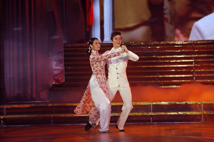 Trông Anh Thư trong trang phục truyền thống, khán giả dễ liên tưởng đến những cô gái thượng lưu của những năm của thập niên 60 Trông Anh Thư trong trang phục truyền thống, khán giả dễ liên tưởng đến những cô gái thượng lưu của những năm của thập niên 60