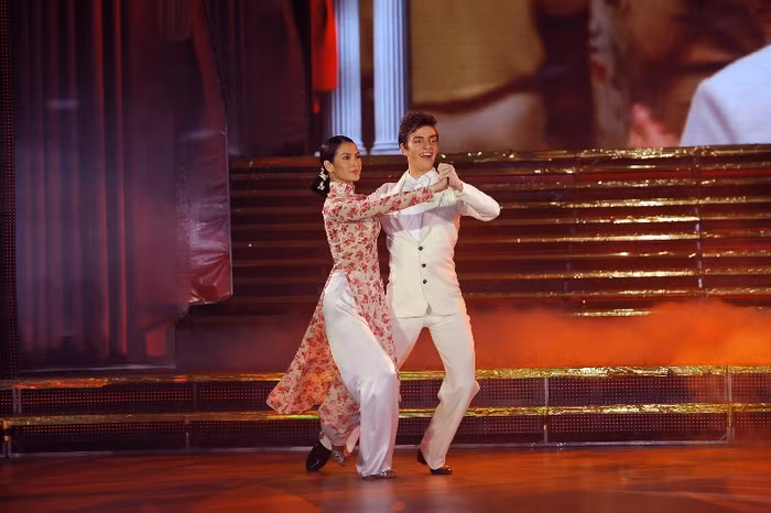 Trông Anh Thư trong trang phục truyền thống, khán giả dễ liên tưởng đến những cô gái thượng lưu của những năm của thập niên 60