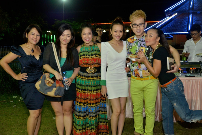 Có rất nhiều bạn bè trong giời nghệ sĩ đến chung vui với quán quân Bước nhảy hoàn vũ năm 2012 Có rất nhiều bạn bè trong giời nghệ sĩ đến chung vui với quán quân Bước nhảy hoàn vũ năm 2012