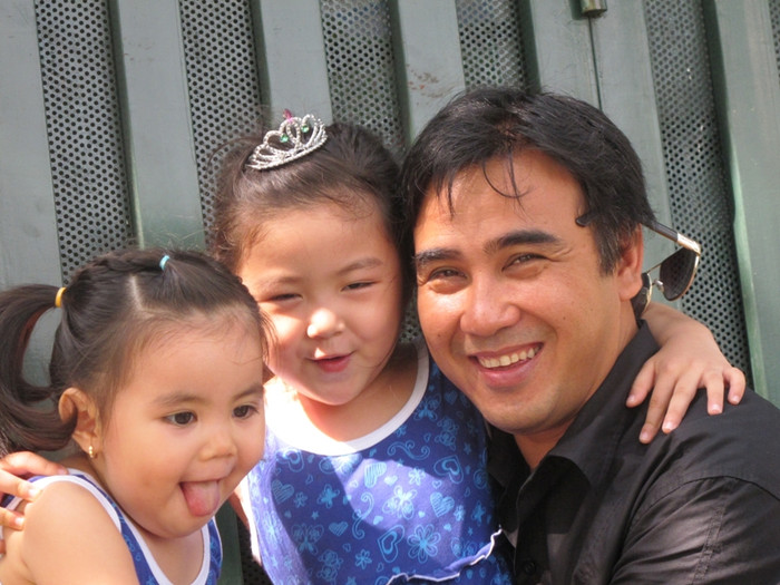 Sau công việc, trở về nhà Quyền Linh là một người cha đảm đang của hai "công chúa".