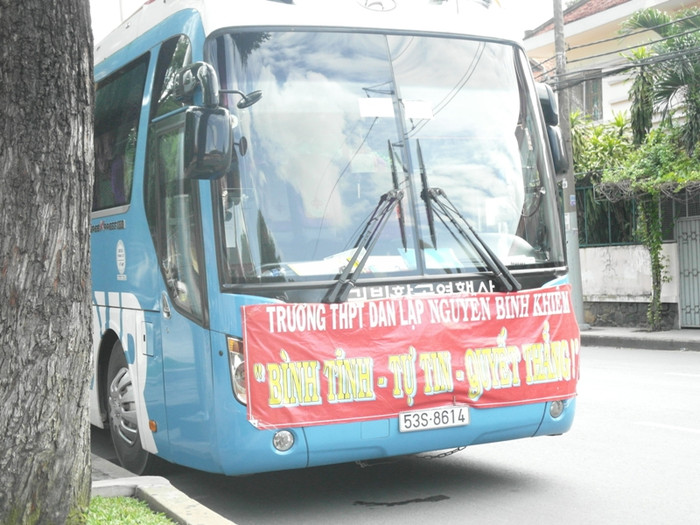 Khẩu hiệu quyết thắng trước đầu xe chờ học sinh đi thi, đậu trước Hội đồng thi trường Nguyễn Thị Minh Khai. Khẩu hiệu quyết thắng trước đầu xe chờ học sinh đi thi, đậu trước Hội đồng thi trường Nguyễn Thị Minh Khai.