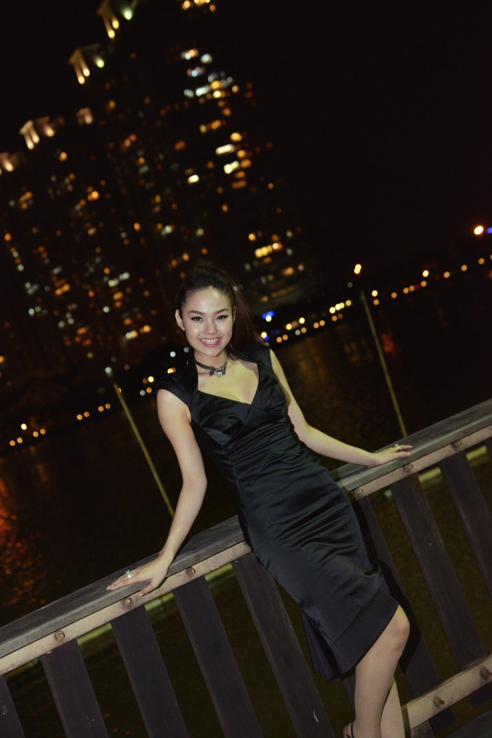 Người đẹp tranh thủ tách đám đông, tạo dáng một mình. Người đẹp tranh thủ tách đám đông, tạo dáng một mình.