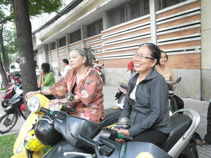Hai phụ nữ lớn tuổi này đang chờ cháu mình trước cổng trường Trần Đại Nghĩa. Bà Phượng (trái) đang chờ đứa cháu ngoại, còn bà Nương (phải) đang chờ đứa cháu gái gọi bà bằng cô. Bà Phượng cho biết: “Mấy ngày nay cháu tôi đều thi tốt. Nhưng môn địa lý hôm qua, có một câu hỏi tài nguyên đất đai gì đó, cháu tôi nói khó hiểu”. Hai phụ nữ lớn tuổi này đang chờ cháu mình trước cổng trường Trần Đại Nghĩa. Bà Phượng (trái) đang chờ đứa cháu ngoại, còn bà Nương (phải) đang chờ đứa cháu gái gọi bà bằng cô. Bà Phượng cho biết: “Mấy ngày nay cháu tôi đều thi tốt. Nhưng môn địa lý hôm qua, có một câu hỏi tài nguyên đất đai gì đó, cháu tôi nói khó hiểu”.