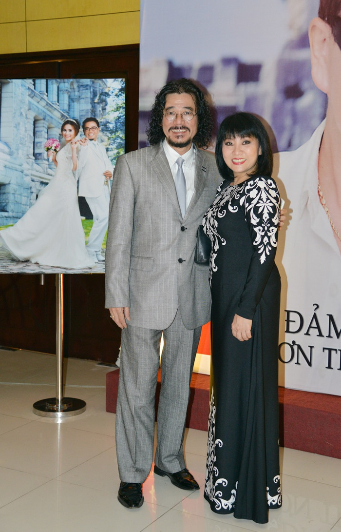 Đôi vợ chồng nổi tiếng Khắc Triệu – Cẩm Vân. Đôi vợ chồng nổi tiếng Khắc Triệu – Cẩm Vân.