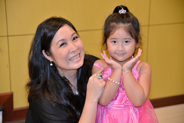 Có rất nhiều nghệ sĩ thuộc nhiều lĩnh vực đã đến chúc mừng nghệ sĩ Hồng Tơ trong ngày “và con tim đã vui trở lại”. Trong ảnh: NSƯT Hồng Vân và “cục cưng” Bí Ngô. Có rất nhiều nghệ sĩ thuộc nhiều lĩnh vực đã đến chúc mừng nghệ sĩ Hồng Tơ trong ngày “và con tim đã vui trở lại”. Trong ảnh: NSƯT Hồng Vân và “cục cưng” Bí Ngô.