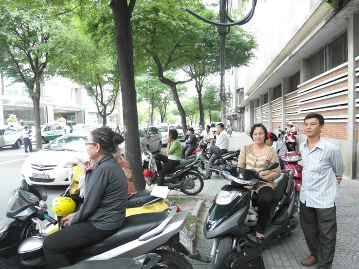 Quang cảnh chờ con trước cổng trường Trần Đại Nghĩa. Quang cảnh chờ con trước cổng trường Trần Đại Nghĩa.