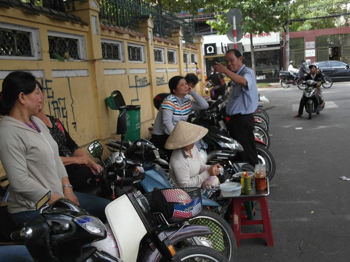 Người phụ nữ bán hàng rong này đến tận nơi để phục vụ cho các ông bố, bà mẹ thương con. Người phụ nữ bán hàng rong này đến tận nơi để phục vụ cho các ông bố, bà mẹ thương con.