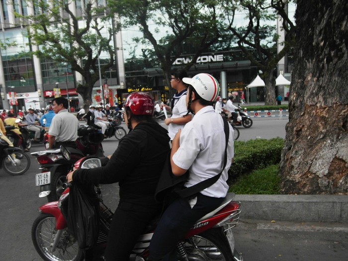 Kỳ thi kết thúc rồi, mẹ chở con về (ảnh chụp trên đường Nguyễn Văn Cừ, Q5). Kỳ thi kết thúc rồi, mẹ chở con về (ảnh chụp trên đường Nguyễn Văn Cừ, Q5).