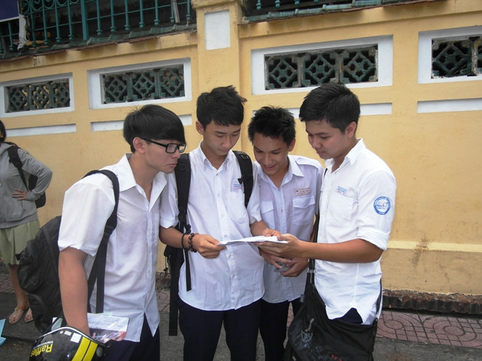 Các nam sinh trường THPT Marie Curie cùng nhau dò lại đáp án sau khi buổi thi kết thúc. Các nam sinh trường THPT Marie Curie cùng nhau dò lại đáp án sau khi buổi thi kết thúc.