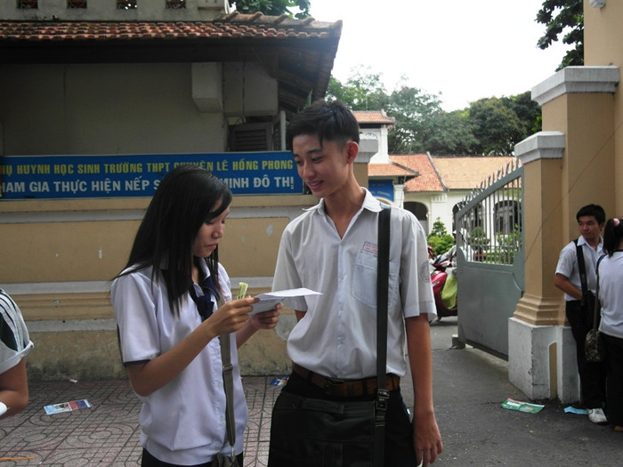 Hai học sinh: Lê Cẩm Duy, Lưu Hán Cường tại Hội đồng thi trường PTTH chuyên Lê Hồng Phong. Cẩm Duy (trái) cho biết: "Trong tổng số 50 câu trắc nghiệm môn ngoại ngữ thì em làm được khoảng 32 câu". Hai học sinh: Lê Cẩm Duy, Lưu Hán Cường tại Hội đồng thi trường PTTH chuyên Lê Hồng Phong. Cẩm Duy (trái) cho biết: "Trong tổng số 50 câu trắc nghiệm môn ngoại ngữ thì em làm được khoảng 32 câu".
