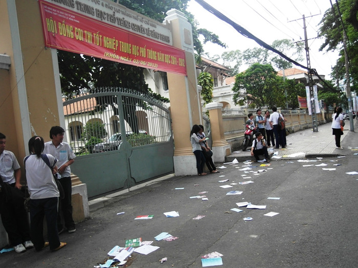 Hiiện tượng tờ rơi làm mất mỹ quan thành phố cũng xuất hiện tại cồng trường PTTH chuyên Lê Hồng Phong. Hiiện tượng tờ rơi làm mất mỹ quan thành phố cũng xuất hiện tại cồng trường PTTH chuyên Lê Hồng Phong.