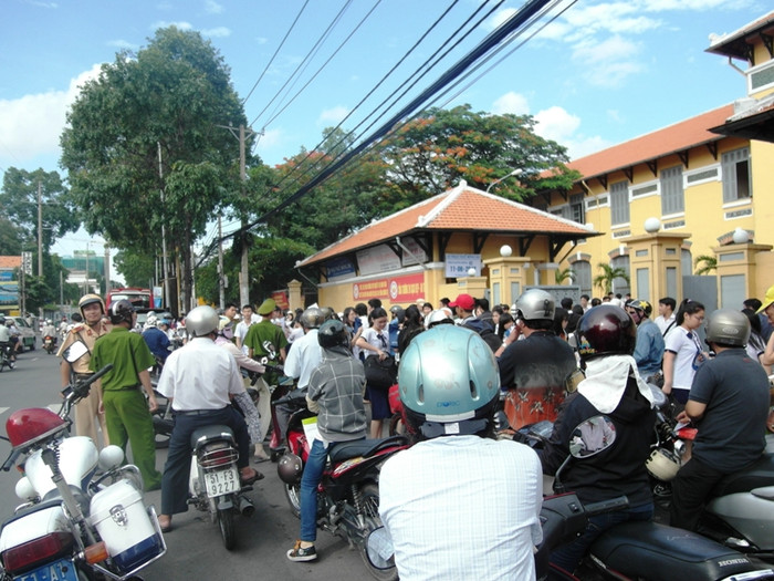 Các cảnh sát giao thông đã khá vất vả đề không xảy ra tình trạng ùn tắc giao thông trước cổng trường PTTH Nguyển Thị Minh Khai. Các cảnh sát giao thông đã khá vất vả đề không xảy ra tình trạng ùn tắc giao thông trước cổng trường PTTH Nguyển Thị Minh Khai.