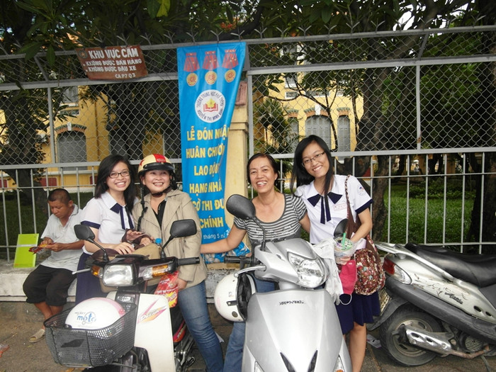 Niềm vui của mẹ và con sau kỳ thi thành công. Niềm vui của mẹ và con sau kỳ thi thành công.