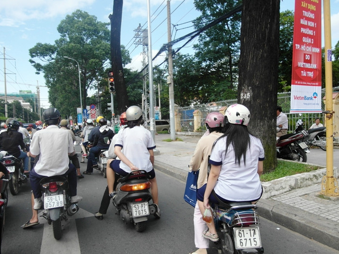 Trên đường phố TP.HCM có rất nhiều bóng dáng của cô cậu học sinh lớp 12 vừa thi xong tốt nghiệp. Gần như không có tình trạng ùn tắc giao thông trên toàn địa bàn thành phố. Ảnh chụp trên đường Điện Biên Phủ, Q3. Trên đường phố TP.HCM có rất nhiều bóng dáng của cô cậu học sinh lớp 12 vừa thi xong tốt nghiệp. Gần như không có tình trạng ùn tắc giao thông trên toàn địa bàn thành phố. Ảnh chụp trên đường Điện Biên Phủ, Q3.