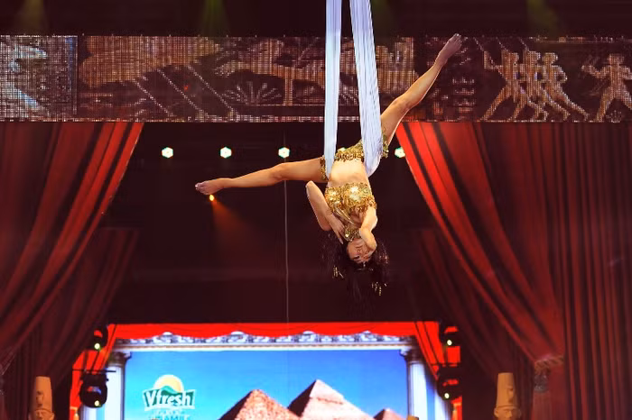 Cô không đeo dây bảo hiểm.