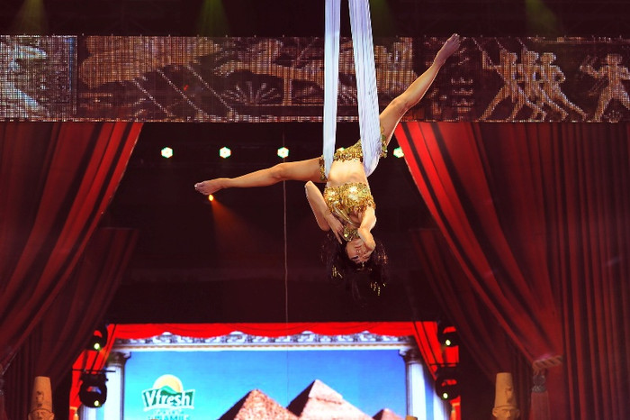 Cô không đeo dây bảo hiểm. Cô không đeo dây bảo hiểm.