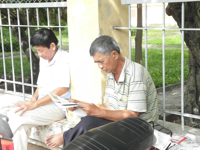 Cách vị phụ huynh “sành điệu” không xa là một phụ huynh khác đang chăm chú với tờ báo. Cách vị phụ huynh “sành điệu” không xa là một phụ huynh khác đang chăm chú với tờ báo.