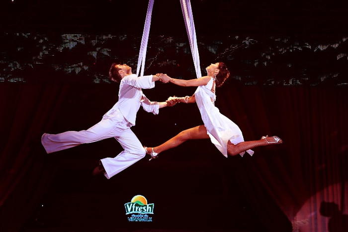 Trên nền nhạc du dương, đôi trai gái này đang sống trong một tình yêu lãng mạn…. Trên nền nhạc du dương, đôi trai gái này đang sống trong một tình yêu lãng mạn….