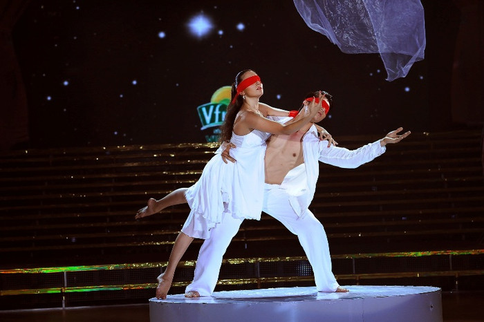 Các giám khảo: Khánh Thi, Hồ Hoài Anh, Trần Ly Ly đều cùng cho tiết mục này của Nam thang điểm 10. Riêng Chí Anh chỉ cho tiết mục của Á vương thang điểm 9.